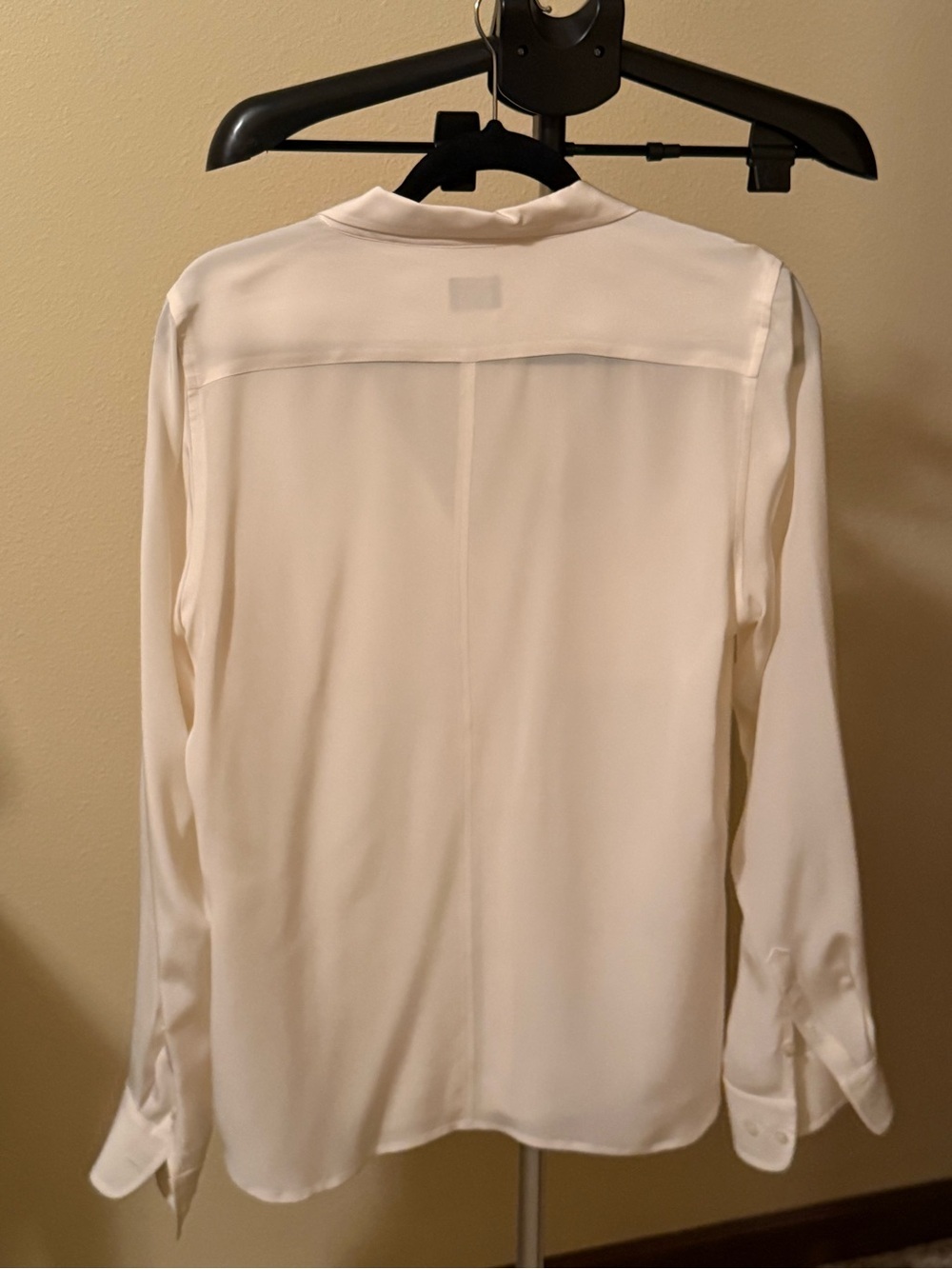UNTUCKit Women’s Cream Button-Down Shirt - Picture 2 of 3